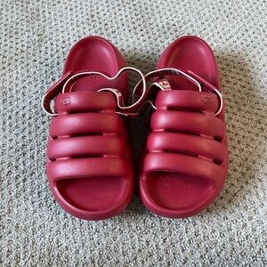 UGG yeah slides Red. Women’s size 7/Big Kids size 5.5.